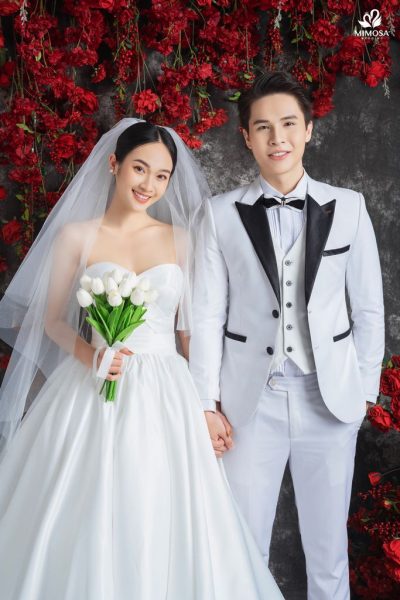 Cặp đôi nắm tay nhau trên bãi biển, thể hiện sự hòa hợp trong tình yêu và hôn nhân theo quan niệm về nam 1996 hợp tuổi nào