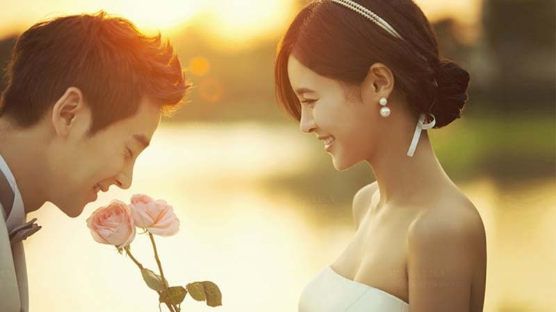 Cặp đôi tay trong tay, thể hiện sự hòa hợp trong hôn nhân của người tuổi Mậu Dần