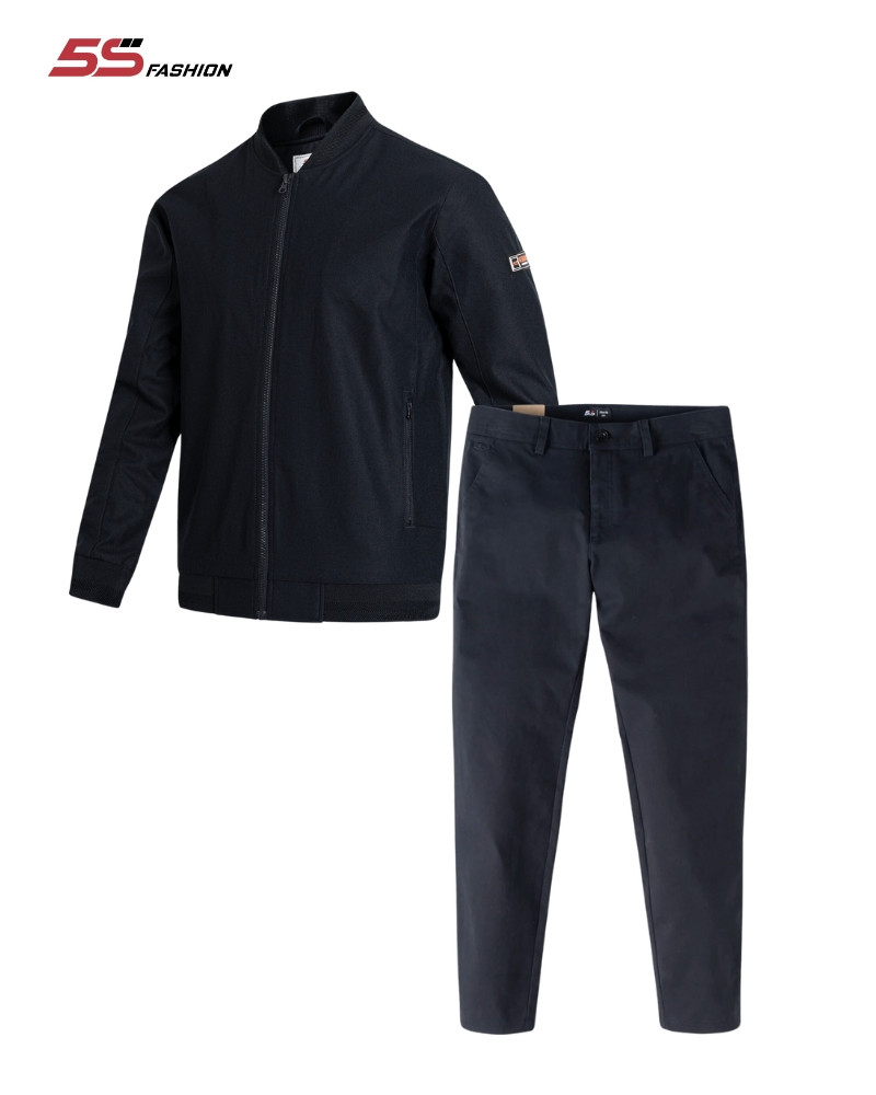 Cậu bé mặc áo bomber và quần kaki đen cá tính, hợp mệnh Thủy 2013