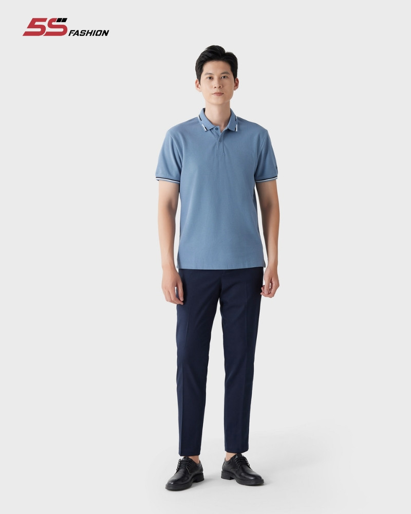 Cậu bé mặc áo polo và quần âu lịch sự, phong cách cho Quý Tỵ 2013