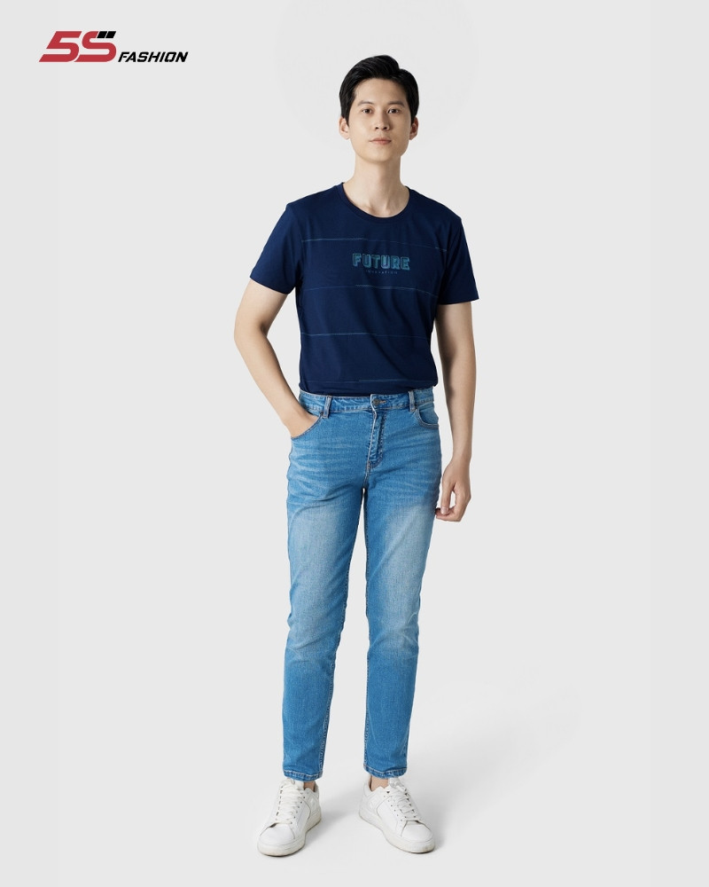 Cậu bé mặc áo T-shirt và quần jean năng động, hợp mệnh Quý Tỵ 2013