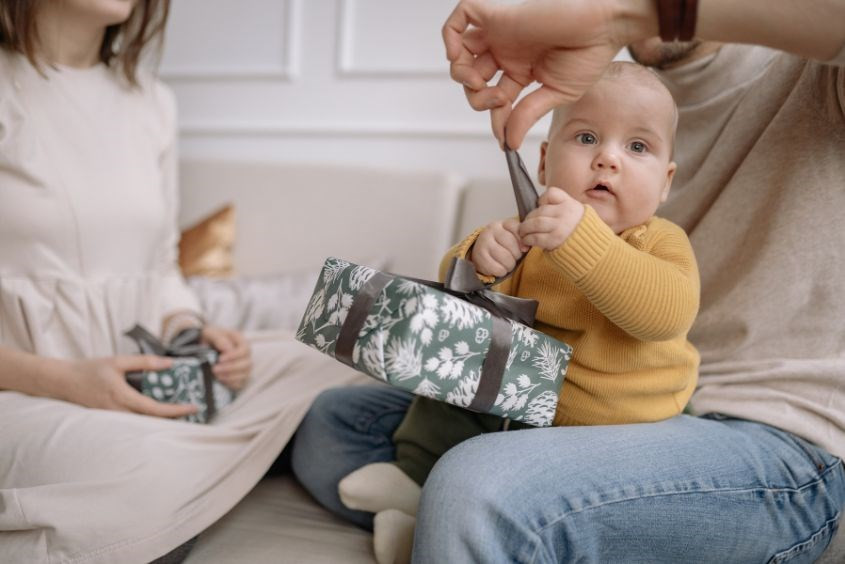 Cha mẹ trao đổi chọn giờ cúng mụ cho bé gái