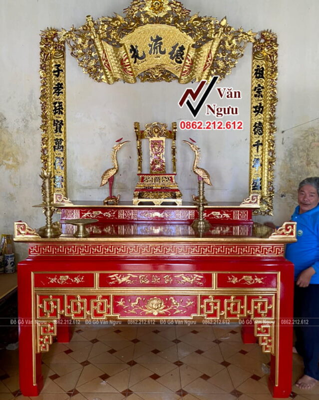 Chi tiết bàn thờ gỗ chạm khắc tinh xảo, sẵn sàng cho lễ cúng thay bàn thờ mới
