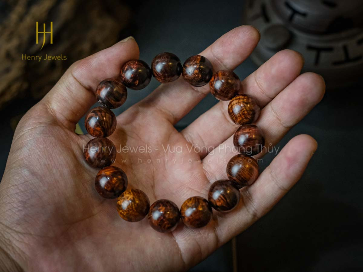 Chi tiết vòng tay gỗ sưa đỏ Quảng Bình 14mm với các hạt được chế tác tinh xảo, thể hiện vẻ đẹp tự nhiên và năng lượng tích cực