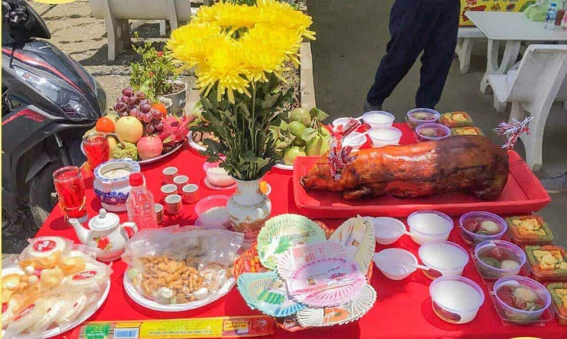 Chuẩn bị mâm cúng chúng sinh đầy đủ lễ vật chay và mặn theo phong tục truyền thống