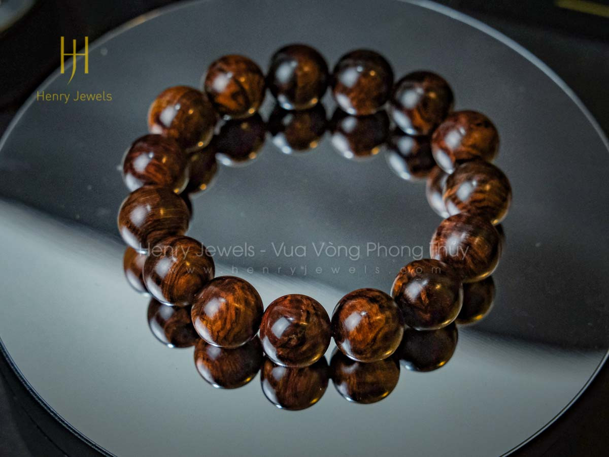 Chuỗi hạt vòng tay gỗ sưa đỏ Quảng Bình 14mm với vân gỗ tự nhiên, mang ý nghĩa phong thủy sâu sắc cho gia chủ