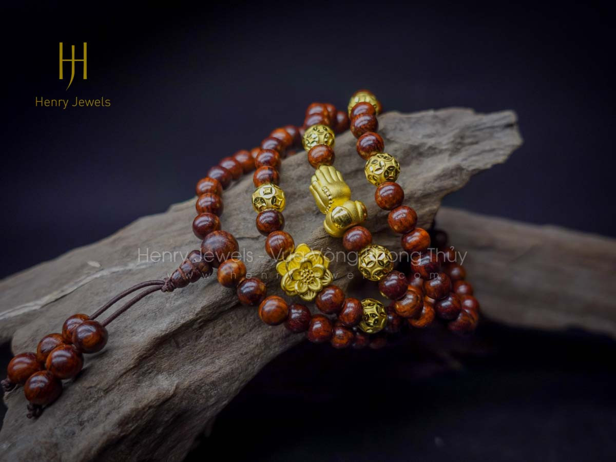 Chuỗi vòng tay gỗ sưa đỏ Quảng Bình 108 hạt mix charm vàng 24K, biểu tượng của sự may mắn và thịnh vượng trong phong thủy