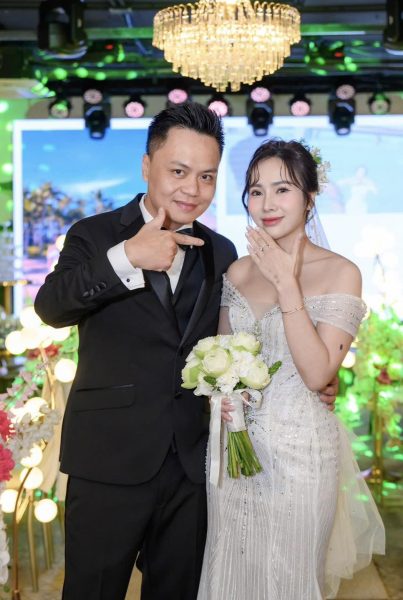 Cô dâu chú rể hạnh phúc bước đi trong ngày cưới, biểu tượng cho khởi đầu tốt đẹp