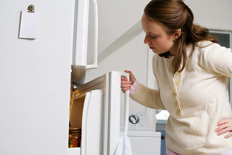 Cửa tủ lạnh đóng không chặt có thể khiến tủ lạnh vẫn chạy nhưng không đông đá hiệu quả