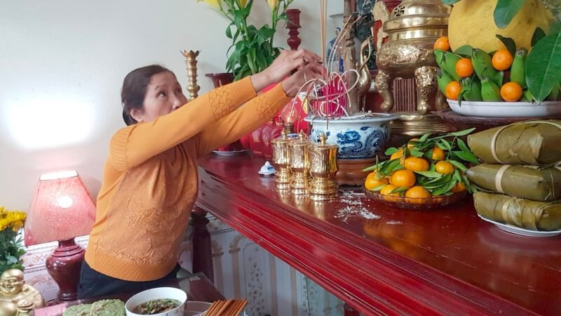 Cuốn văn khấn được đặt trên bàn thờ, chuẩn bị cho lễ cúng giao thừa trang trọng.