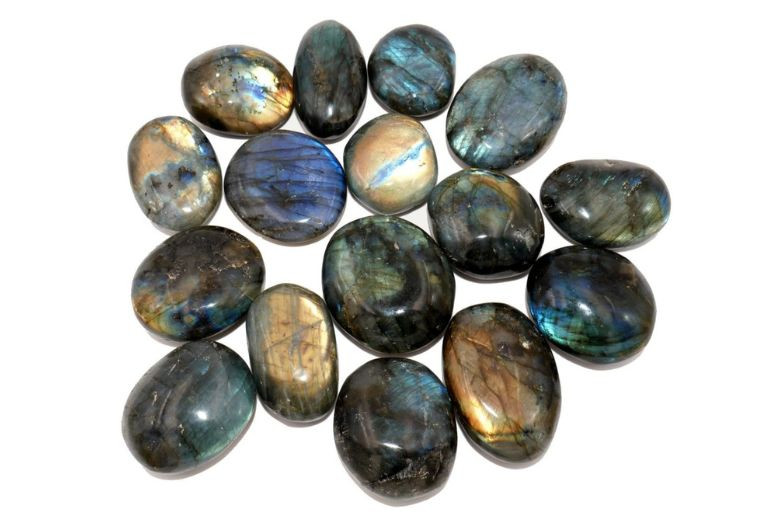 Đá Labradorite có vẻ đẹp phản quang huyền ảo như cầu vồng.