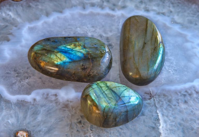 Đá Labradorite hỗ trợ cải thiện sức khỏe, đặc biệt cho vùng cổ họng và hô hấp.