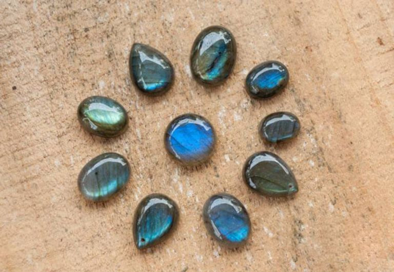 Đá Labradorite hợp mệnh gì? Viên đá đa sắc này tương thích với nhiều bản mệnh Ngũ Hành.