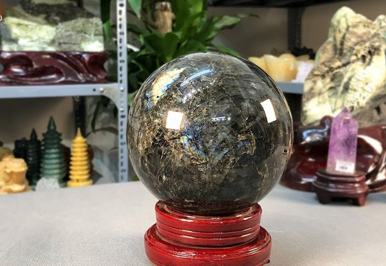 Đá Labradorite tăng cường trực giác và khả năng sáng tạo trong công việc.