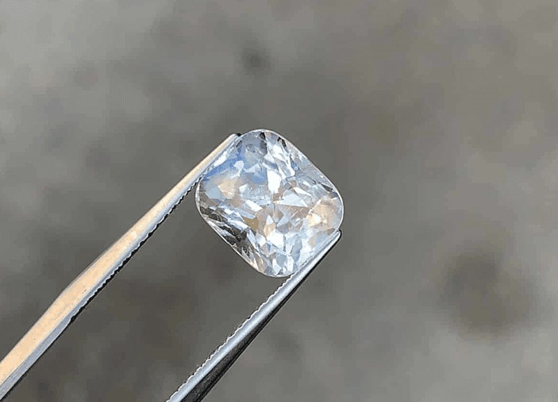 Đá Moonstone, vật phẩm phong thủy hỗ trợ điều hòa cảm xúc cho tử vi tuổi Quý Mão nữ mạng năm 2025.