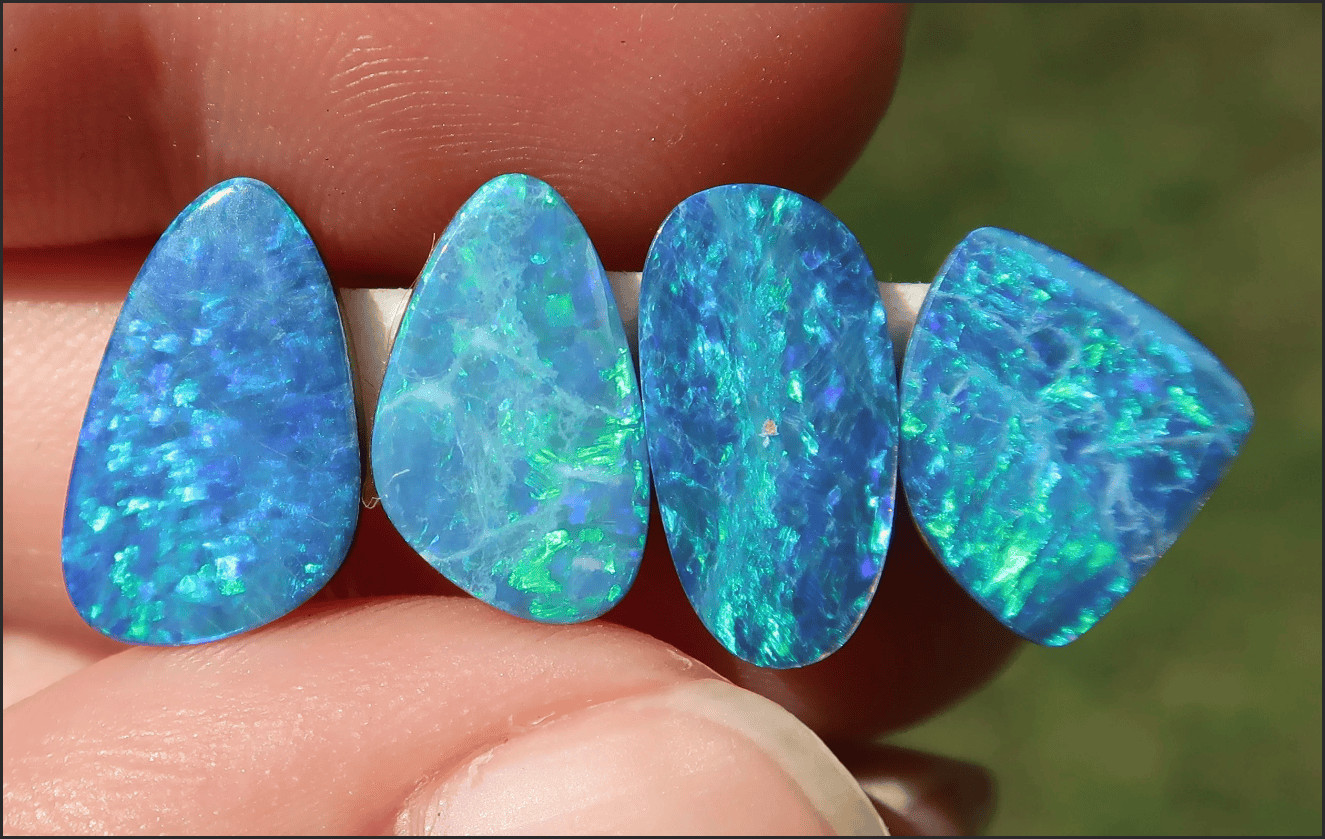 Đá Opal màu xanh dương tượng trưng cho sự bình yên và trí tuệ