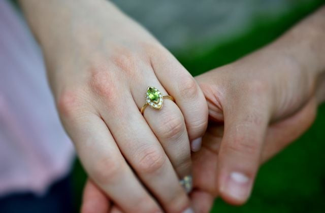 Đá Peridot, biểu tượng cho 16 năm kỷ niệm ngày cưới, mang ý nghĩa về tình yêu bền vững