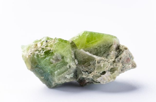 Đá Peridot với sắc xanh lục olive đặc trưng, tượng trưng cho sự sống và năng lượng