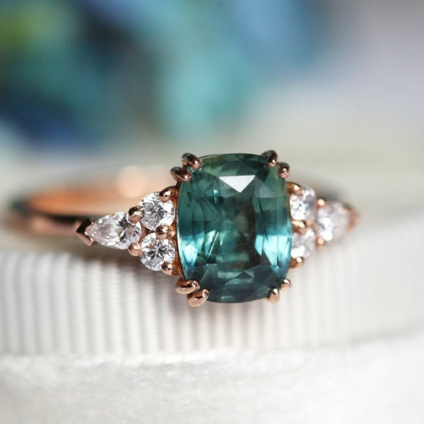 Đá sapphire xanh lá cây mang lại sự thịnh vượng và cân bằng cho người sở hữu