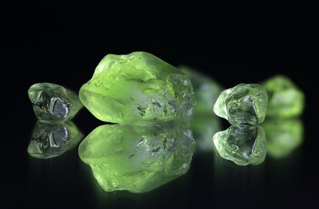 Đánh giá độ tinh khiết của đá Peridot, yếu tố quan trọng quyết định vẻ đẹp và giá trị