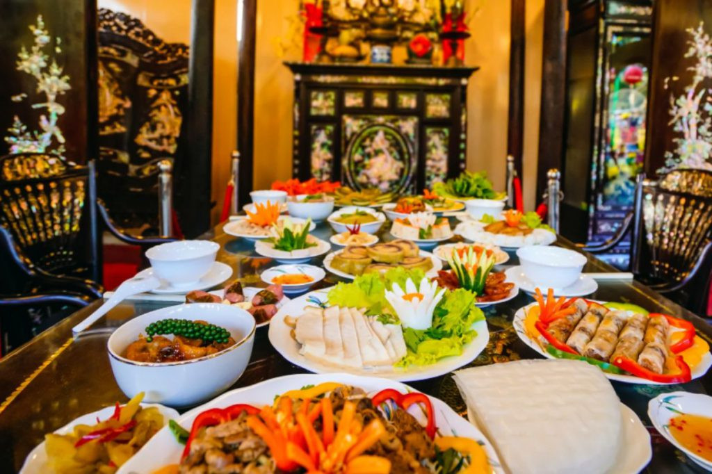 Đặt các lễ vật lên mâm cúng tam cấp sao cho gọn gàng và đẹp mắt, thể hiện lòng thành