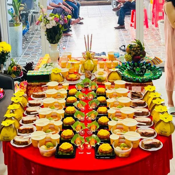 Đặt mâm cúng thôi nôi ở nơi trang trọng