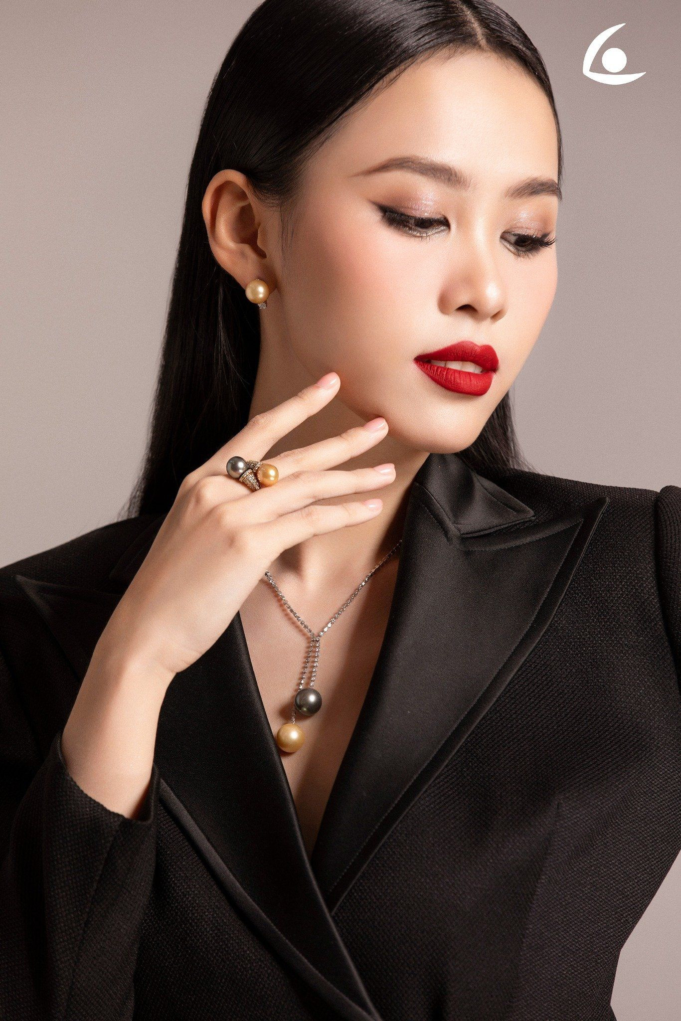 Dây chuyền màu đen cuốn hút