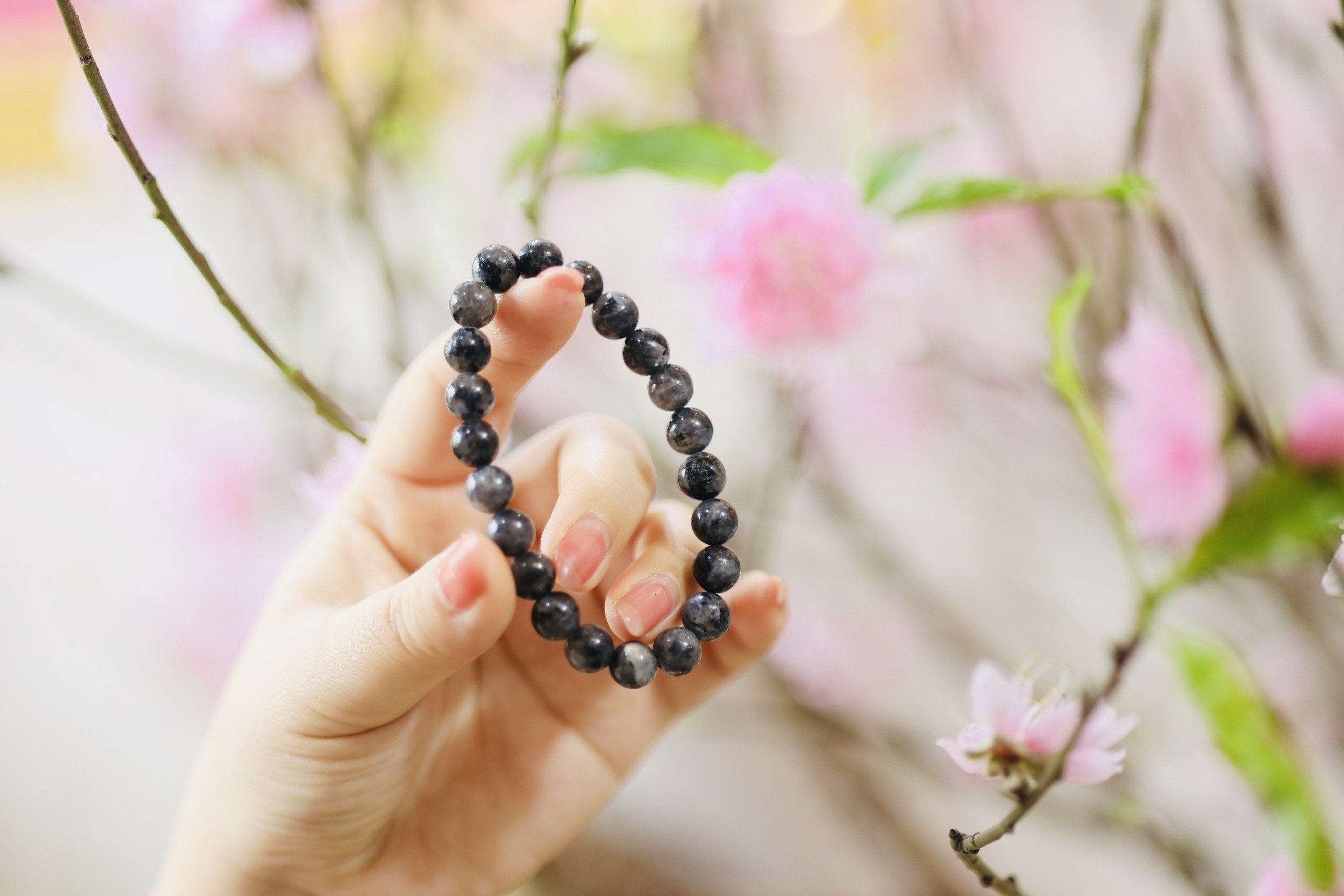 Đeo vòng ngọc gà đen để lưu thông khí huyết và trừ tà