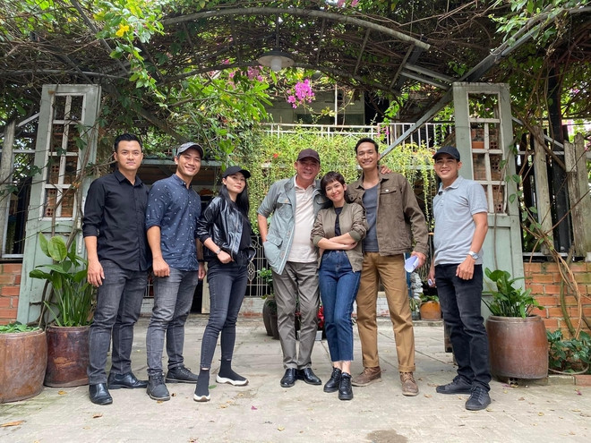 Diễn viên Lê Thị Tú Vi trong cảnh quay phim 'Hồ Sơ Tội Ác' cùng đồng nghiệp nam