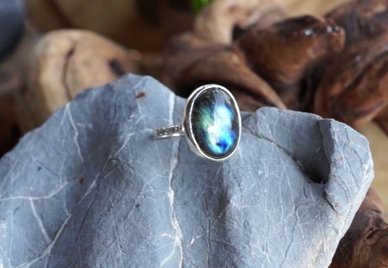 Độ cứng của đá Labradorite từ 6.0 đến 6.5 trên thang Mohs.