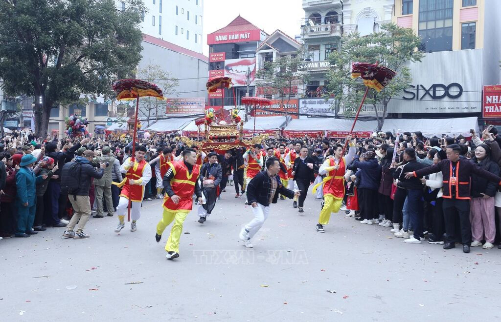 Đoàn rước kiệu Quan lớn Tuần Tranh trong lễ hội đền Kỳ Cùng, diễu hành qua các tuyến phố cổ ở Lạng Sơn.