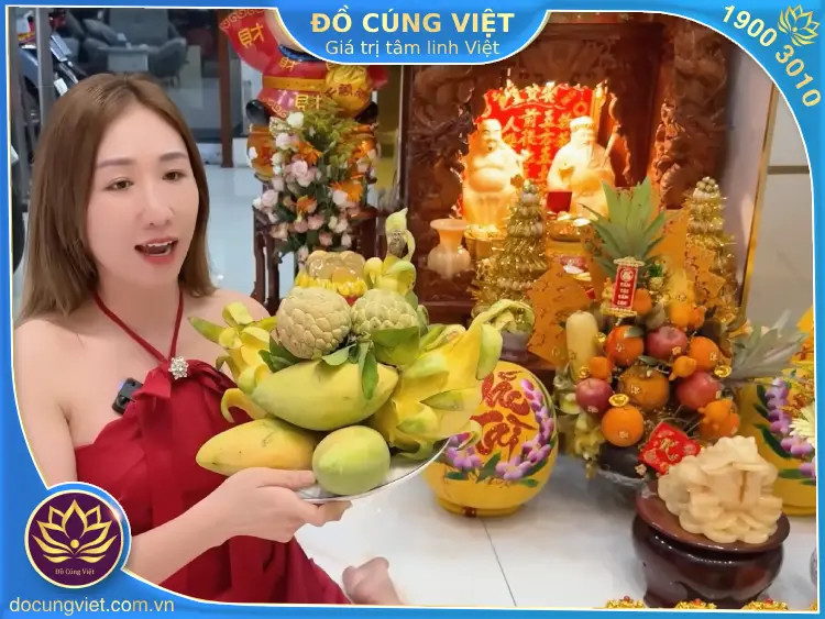 Doanh nhân Nguyễn Huỳnh Như đang cúng Thần Tài