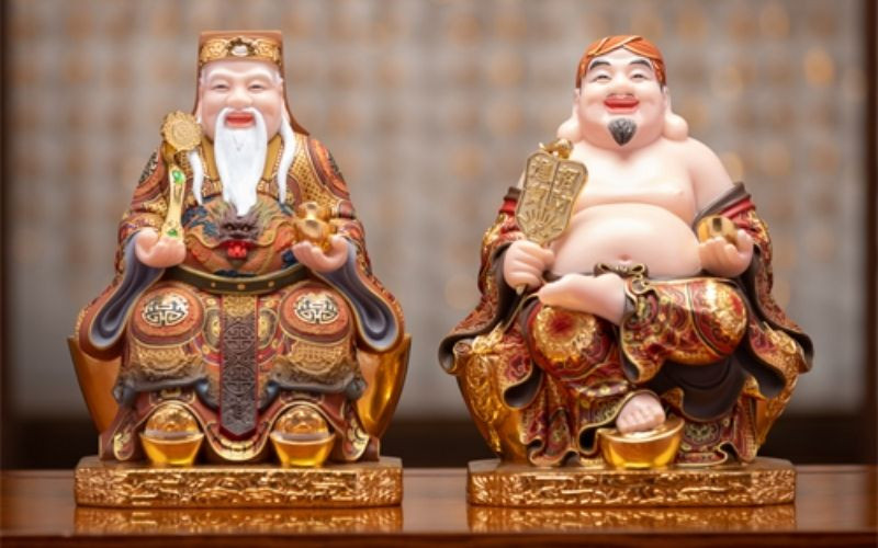 Đôi Thần Tài Ông Địa trên bàn thờ mang lại tài lộc