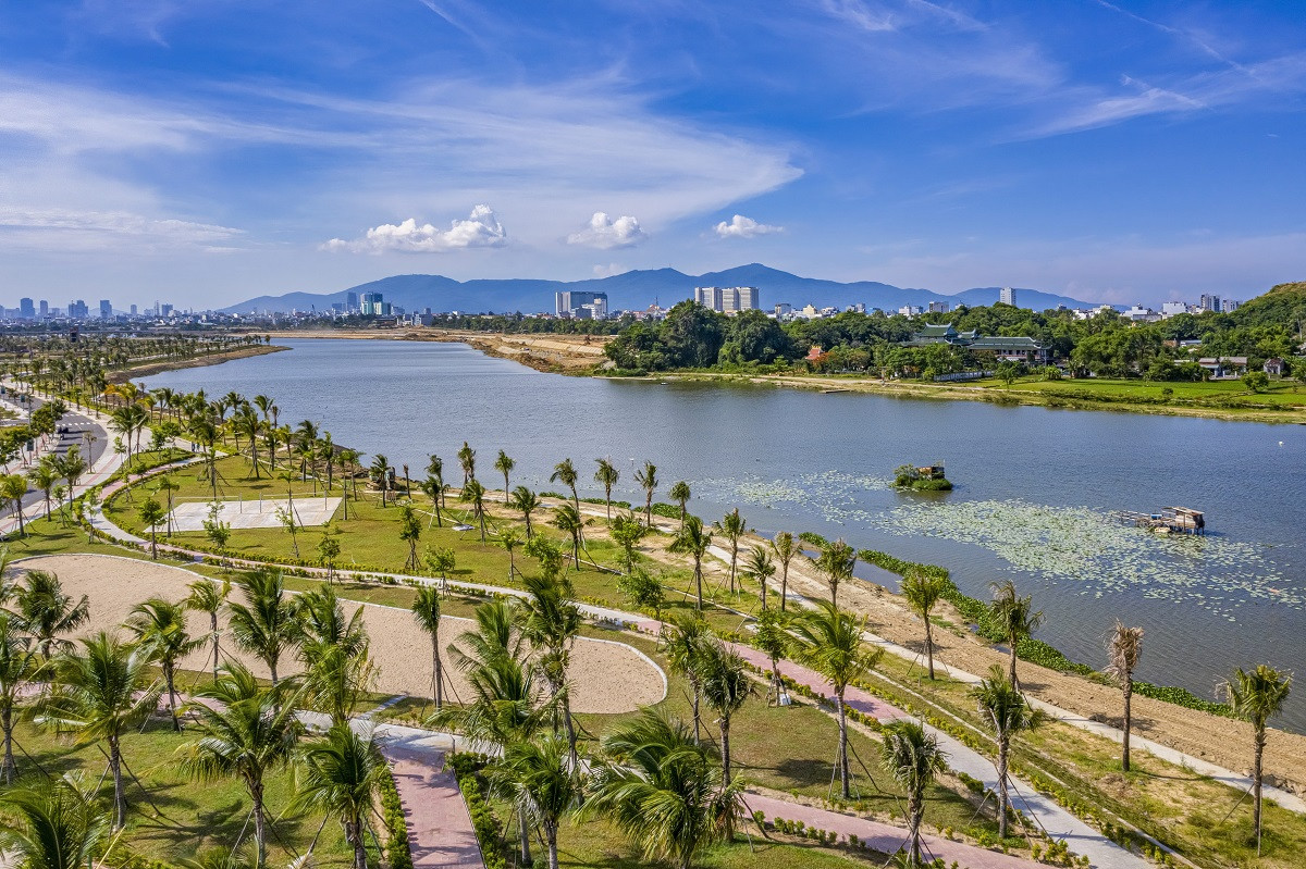 Dòng sông uốn lượn qua khu dân cư, gợi lên sự luân chuyển không ngừng của dòng chảy cuộc đời và ảnh hưởng của sao Át Chủ trong Tử Vi.