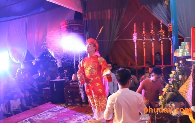 Đức Thánh Cả Hưng Vũ Vương Trần Quốc Nghiễn trong trang phục truyền thống
