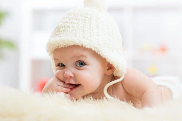 Em bé Mậu Tuất 2018 với cha mẹ, biểu tượng cho vận mệnh bé 2018 mệnh gì