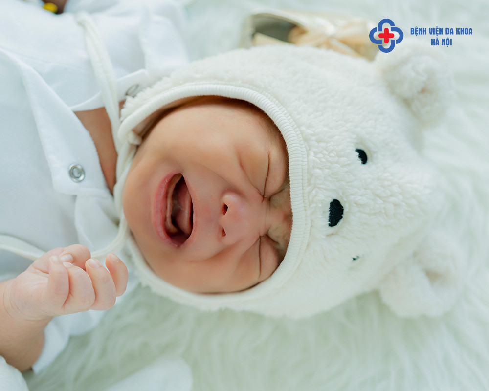 Em bé sơ sinh đang khóc, phản ánh những đặc điểm tính cách của trẻ sinh năm 2027 mệnh Thiên Hà Thủy.