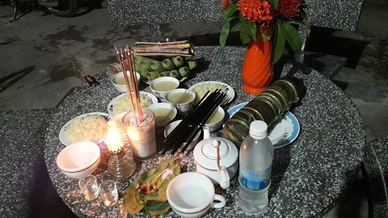 Gạo muối là lễ vật cúng giao thừa không thể thiếu