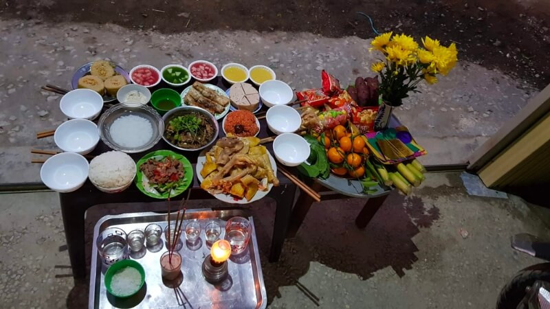 Gia chủ chỉnh tề, trang nghiêm trong lễ cúng giao thừa tại nhà