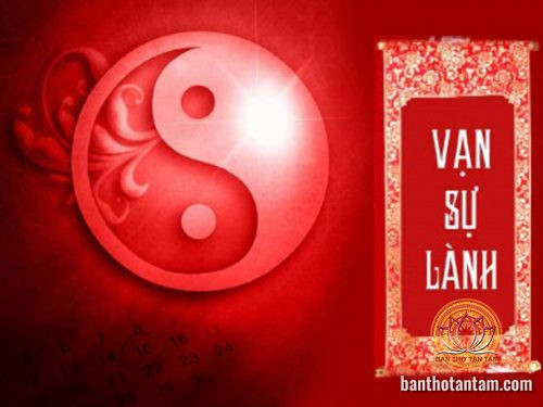 Gia chủ đang thực hiện nghi thức cúng bái trong lễ cúng nhà mới với mâm cúng đầy đủ