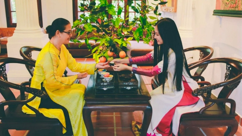 Gia chủ đón khách xông đất đầu năm, mong cầu mọi sự hanh thông