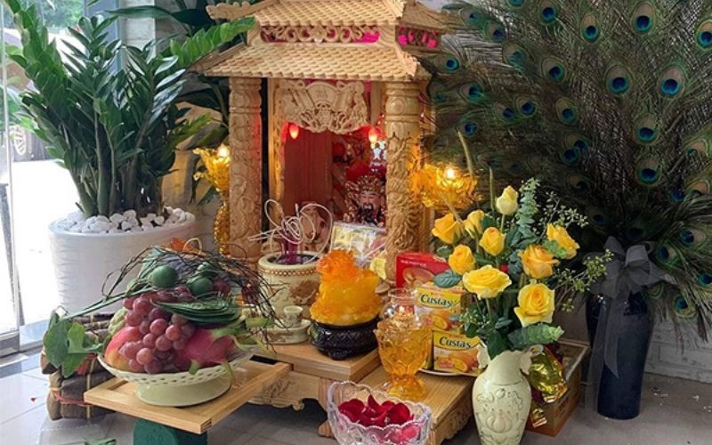 Gia chủ lau dọn bàn thờ Thần Tài sạch sẽ trước khi cúng