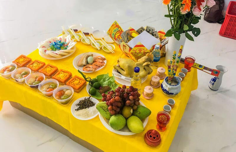 Gia chủ thành kính dâng lễ trong buổi lễ cúng sửa nhà, cầu mong bình an