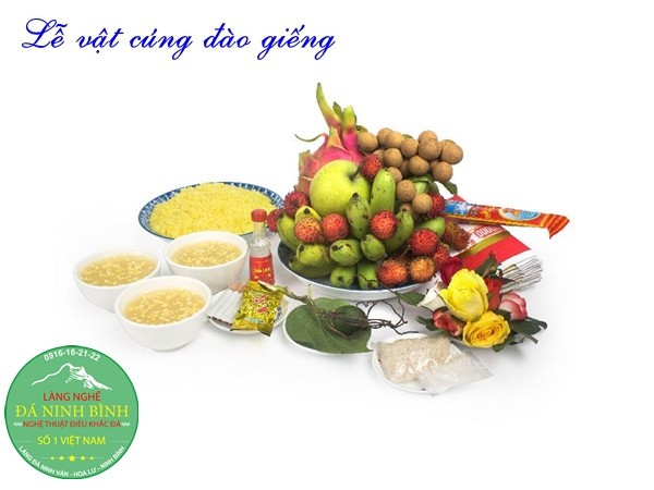 Gia chủ thành kính dâng lễ vật trong lễ cúng đào giếng