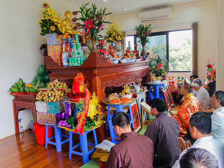 Gia chủ thành tâm dâng hương bàn thờ Thần Tài Thổ Địa trong lễ nhập trạch