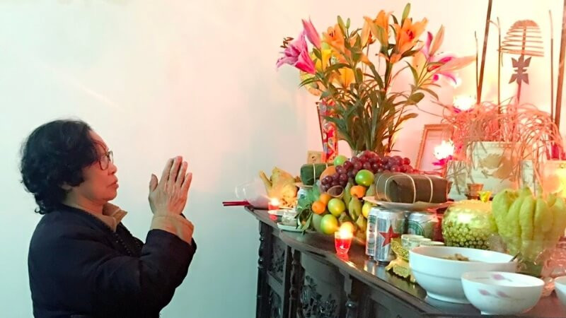Gia chủ thành tâm đọc văn khấn trong nghi thức cúng giao thừa đón năm mới.