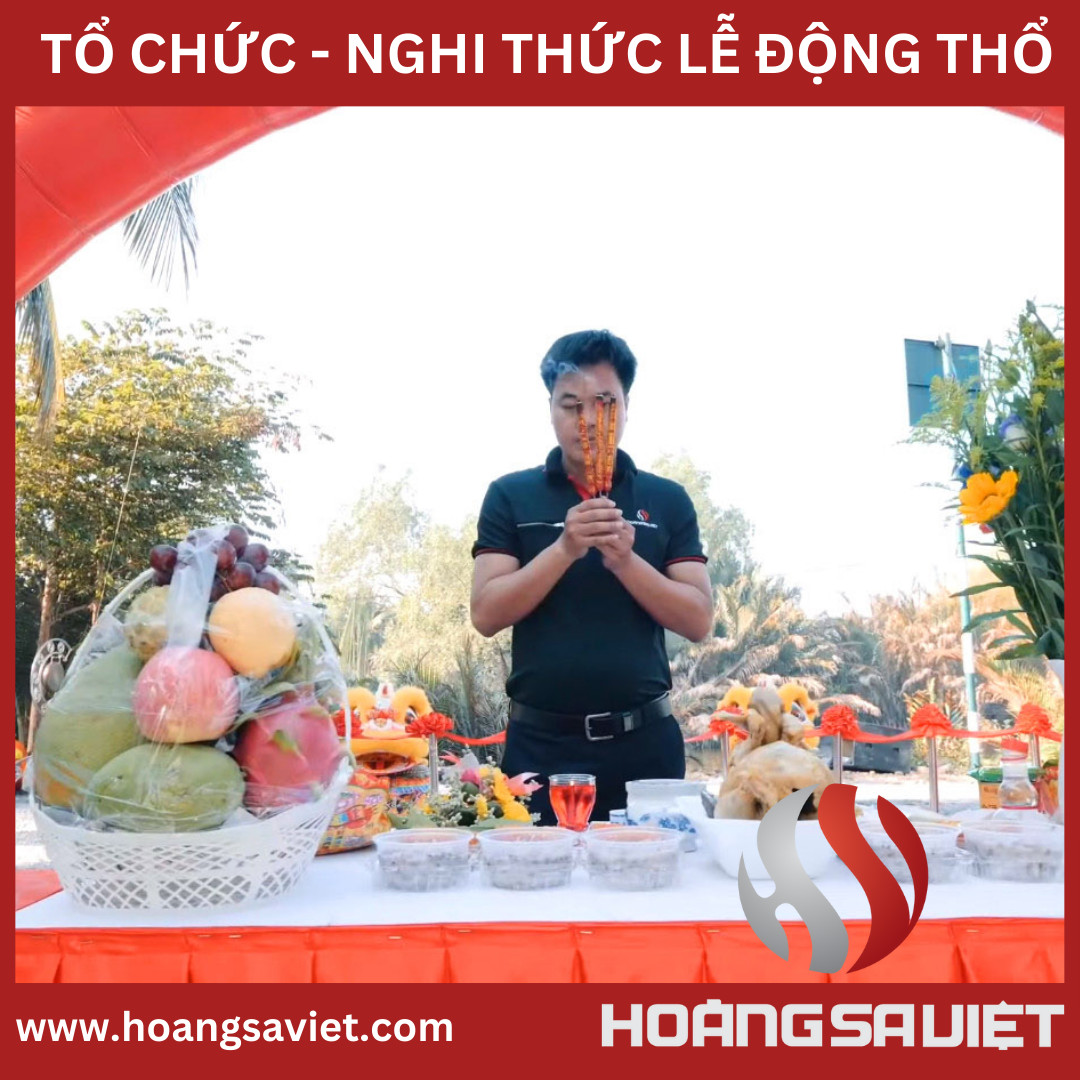 Gia chủ thành tâm thực hiện nghi lễ cúng động thổ tại khu đất