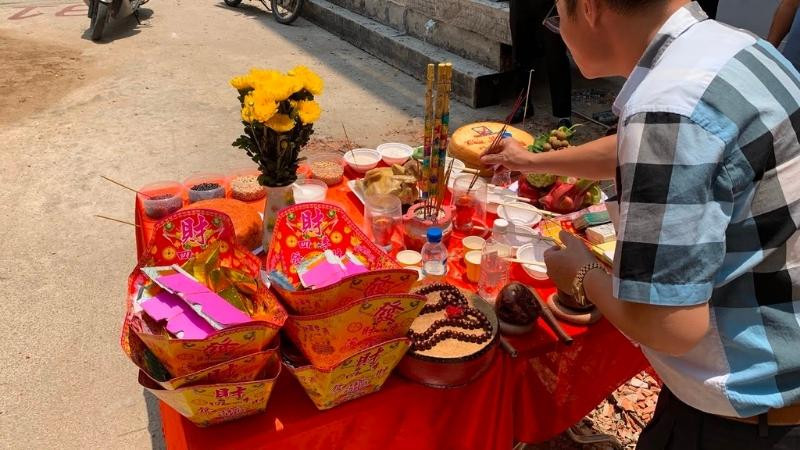 Gia chủ thành tâm thực hiện nghi thức cúng động thổ với bài văn khấn trên tay