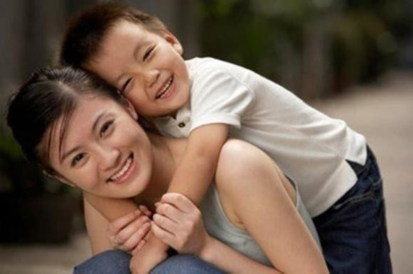 Gia đình ấm cúng, thể hiện sự hòa thuận và ý nghĩa của việc sinh con ẩn tuổi trong phong thủy.