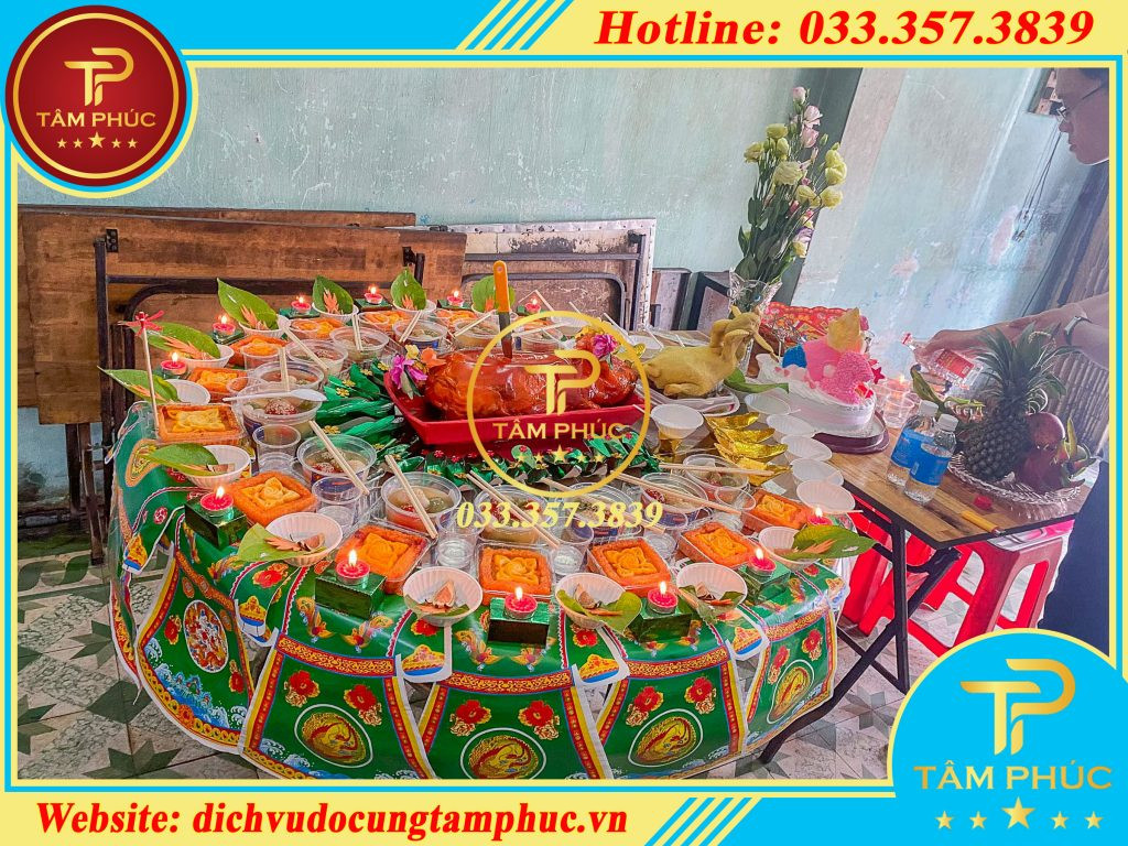 Gia đình chuẩn bị mâm lễ vật cúng căn cho bé gái theo truyền thống